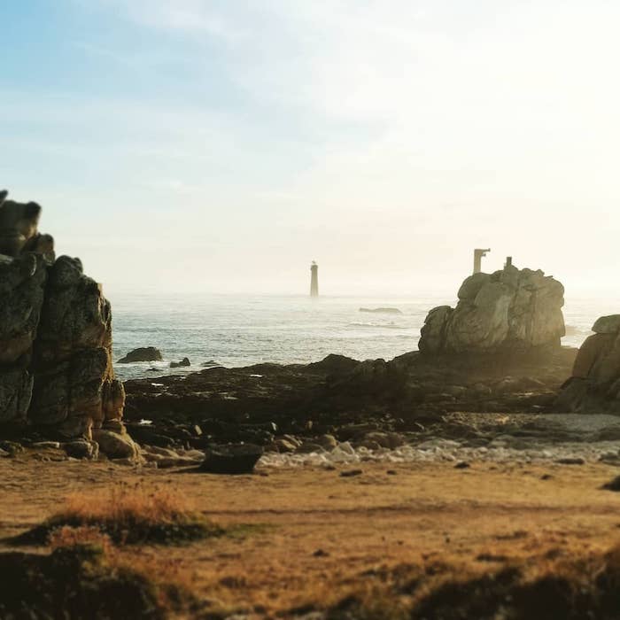 Côte ouessantine et phare du Nividic, par Liitchy