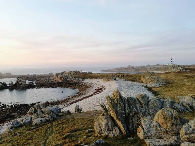 Côte ouessantine et phare du Créac’h, par Liitchy