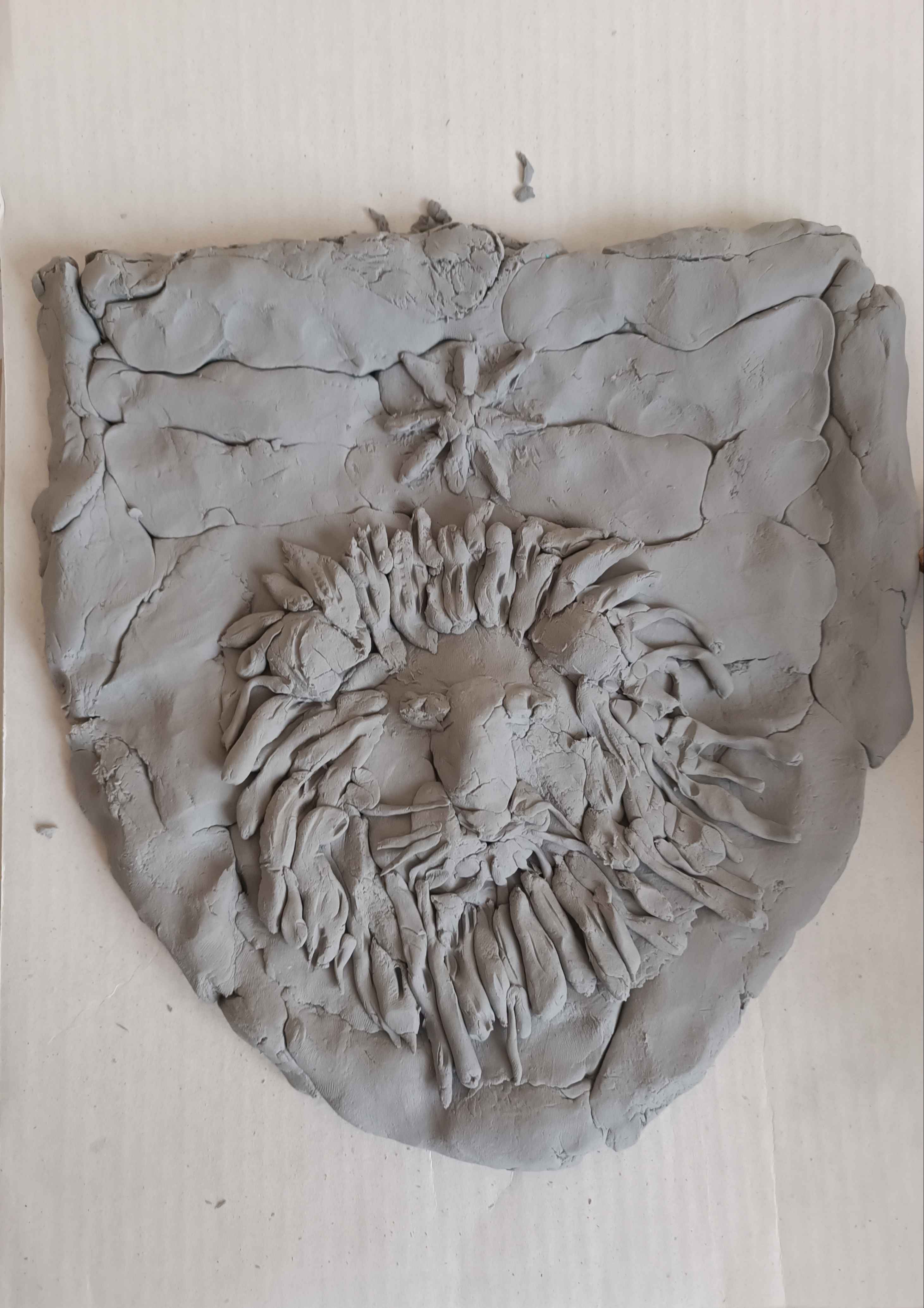 Un blason en bas relief., par Galaad Night